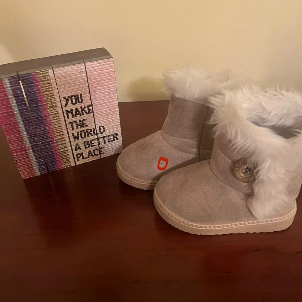 🎀 Size 10C, Cozy Kids high top Boots with Faux Fur‎ Trim and brass button.
